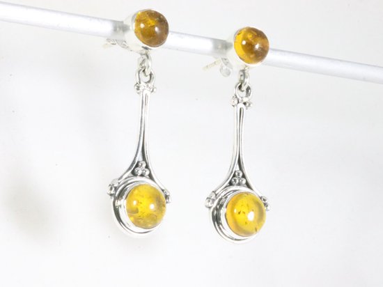 Bewerkte zilveren oorstekers met amber afbeelding 2