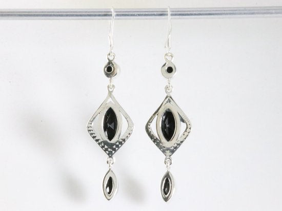 Lange bewerkte zilveren oorbellen met onyx afbeelding 2