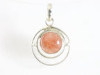 Ronde opengewerkte zilveren hanger met rode zonnesteen afbeelding 4