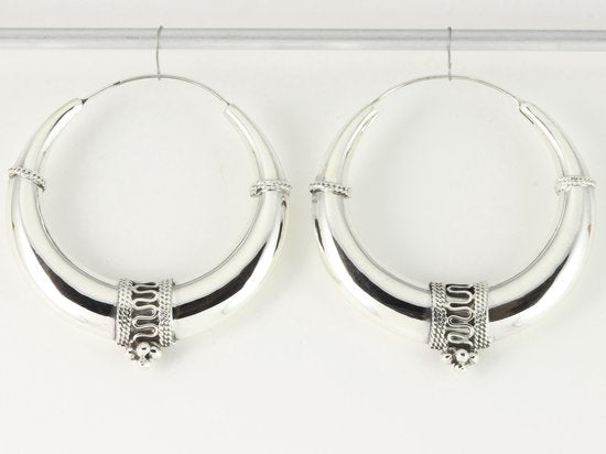 Grote bewerkte zilveren Bali oorringen afbeelding 1