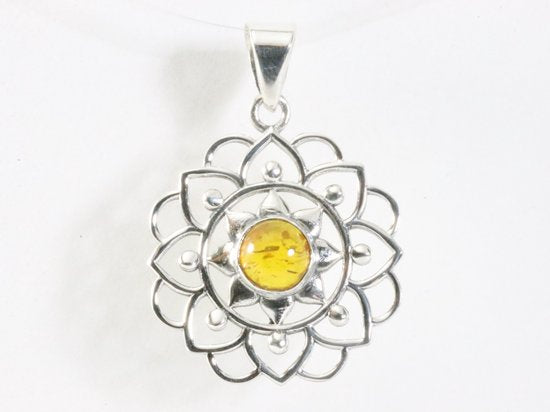 Opengewerkte zilveren hanger met amber afbeelding 4