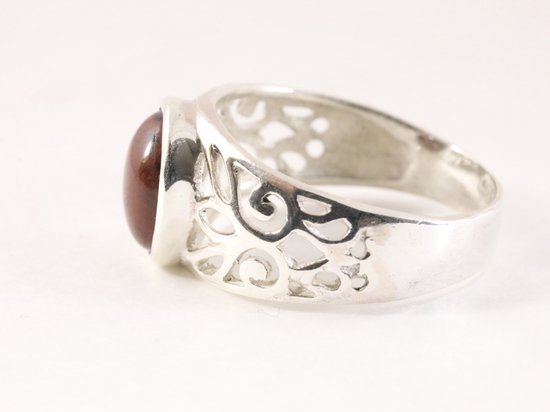 Opengewerkte zilveren ring met rode obsidiaan afbeelding 2