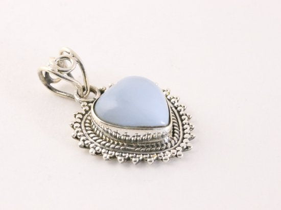 Bewerkte hartvormige zilveren hanger met blauwe opaal afbeelding 2