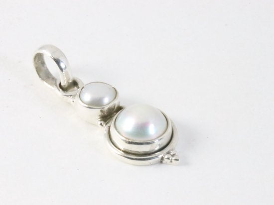 Fijne zilveren hanger met parel aan ketting afbeelding 2