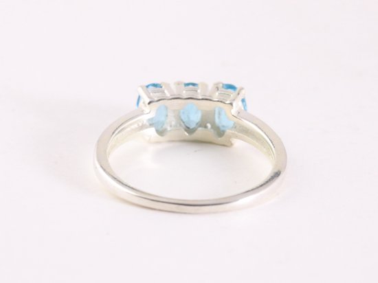 Fijn hoogglans zilveren ring met blauwe topaas afbeelding 3