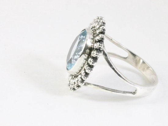 Bewerkte zilveren ring met blauwe topaas afbeelding 2