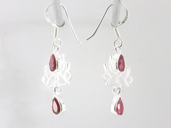 Zilveren lotus oorbellen met robijn afbeelding 2