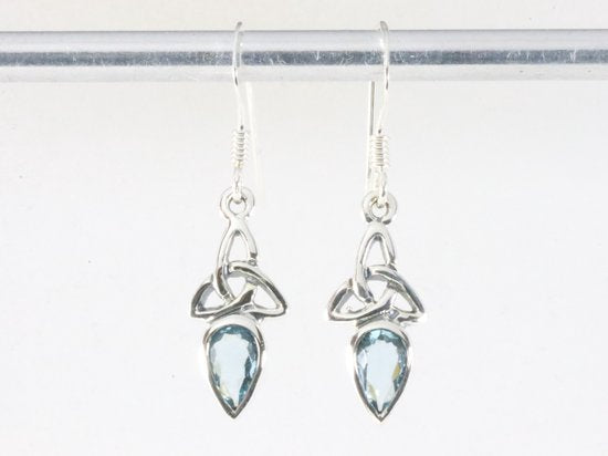 Fijne opengewerkte zilveren oorbellen met blauwe topaas afbeelding 3