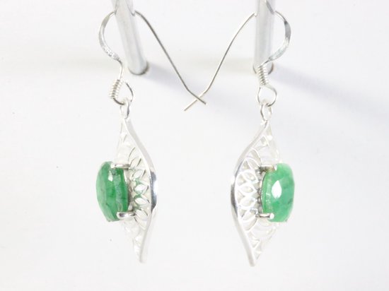 Opengewerkte zilveren oorbellen met smaragd afbeelding 2