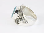 Bewerkte zilveren ring met blauwe topaas afbeelding 2