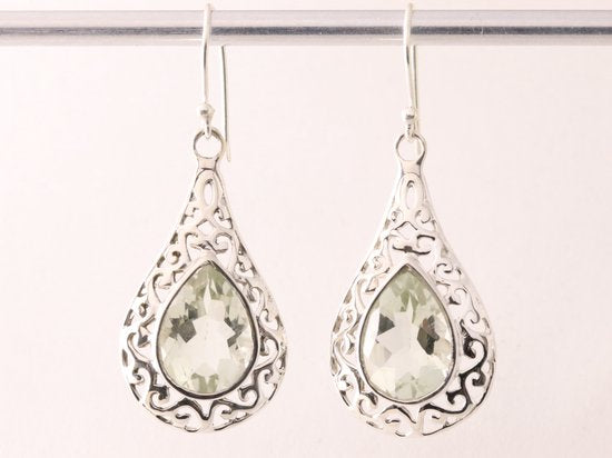 Opengewerkte zilveren oorbellen met groene amethist afbeelding 4