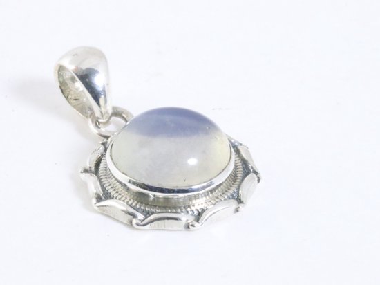 Ronde bewerkte zilveren hanger met vuuropaal afbeelding 2