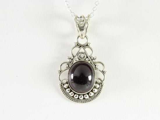 Opengewerkte zilveren hanger met granaat aan ketting afbeelding 1