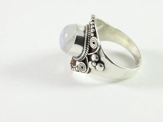 Opengewerkte zilveren ring met regenboog maansteen afbeelding 4