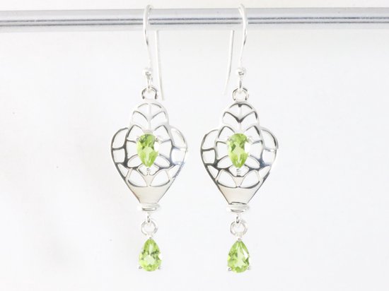 Opengewerkte hoogglans zilveren oorbellen met peridoot afbeelding 3