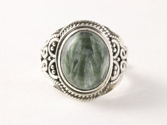 Bewerkte zilveren ring met groene serafiniet afbeelding 4
