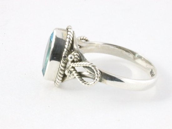 Fijne bewerkte zilveren ring met blauwe topaas afbeelding 2