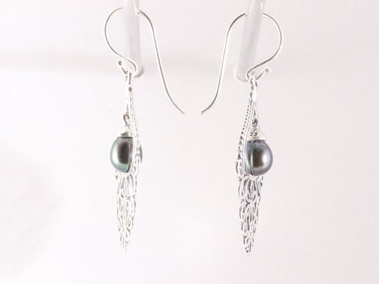 Opengewerkte zilveren oorbellen met zwarte zoetwater parel afbeelding 2