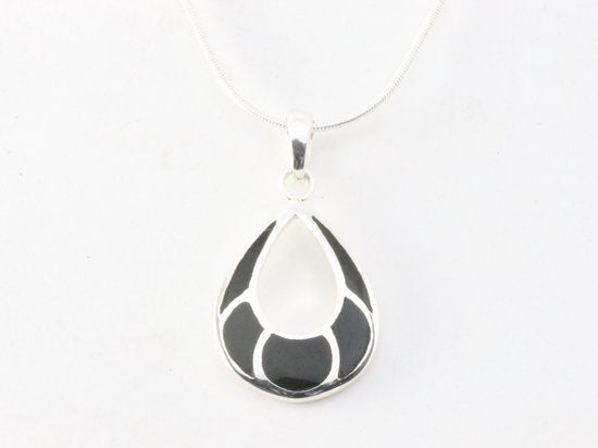Opengewerkte druppelvormige zilveren hanger met onyx aan ketting afbeelding 4