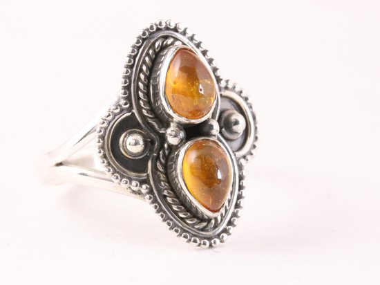 Bewerkte zilveren ring met amber afbeelding 1