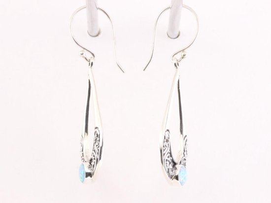 Opengewerkte zilveren oorbellen met Australische opaal afbeelding 2