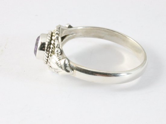 Fijne bewerkte zilveren ring met amethist afbeelding 2