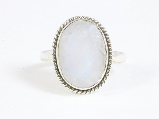 Bewerkte zilveren ring met regenboog maansteen afbeelding 4