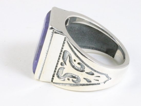 Zware bewerkte zilveren ring met blauwe saffier afbeelding 2