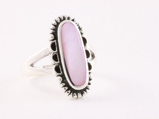 Bewerkte zilveren ring met roze parelmoer afbeelding 1