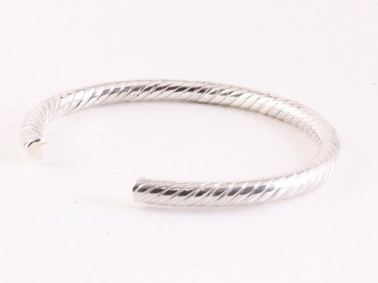 Fijne ronde zilveren klemarmband met schuine ribbels afbeelding 3