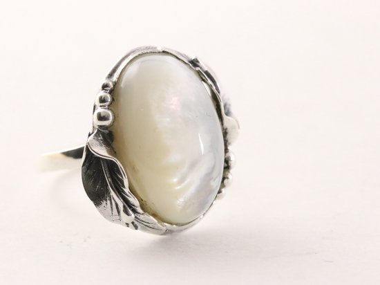 Bewerkte zilveren ring met parelmoer afbeelding 1