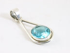 Zilveren hanger met blauwe topaas aan ketting afbeelding 2