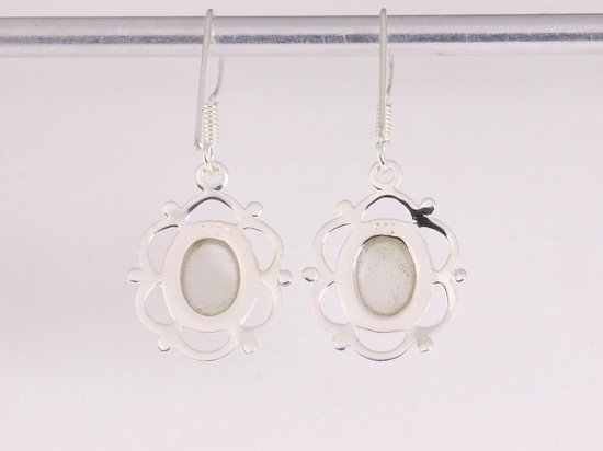 Opengewerkte zilveren oorbellen met witte agaat afbeelding 3