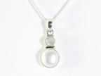 Zilveren hanger met regenboog maansteen en parel aan ketting afbeelding 4
