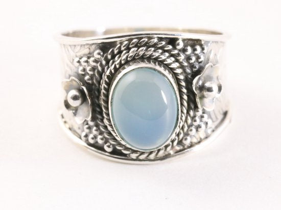 Bewerkte zilveren ring met blauwe chalcedoon afbeelding 4