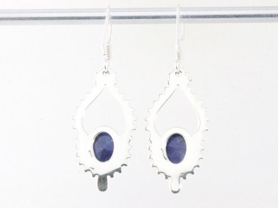 Bewerkte zilveren oorbellen met blauwe saffier afbeelding 3