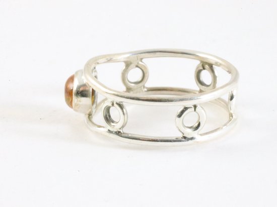 Fijne opengewerkte zilveren ring met amber afbeelding 2