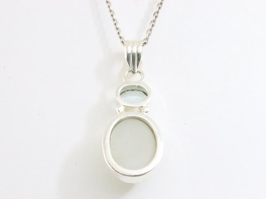 Zilveren hanger met witte maansteen en blauwe topaas aan ketting afbeelding 3