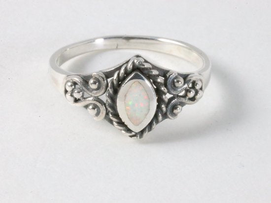 Fijne bewerkte zilveren ring met welo opaal afbeelding 4