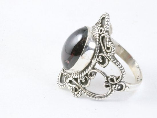 Bewerkte zilveren ring met granaat afbeelding 2