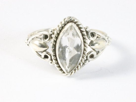 Fijne bewerkte zilveren ring met bergkristal afbeelding 4