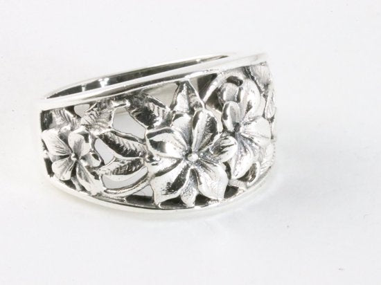 Opengewerkte zilveren ring met bloemen afbeelding 1