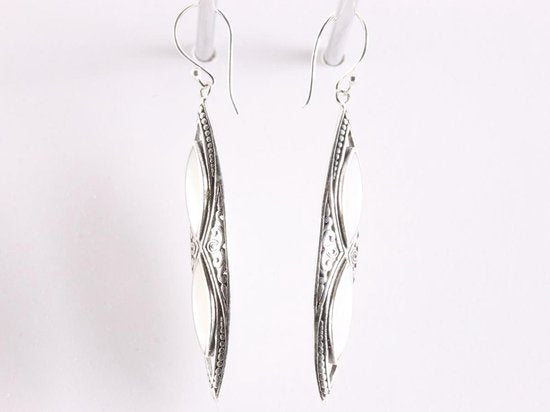 Lange bewerkte zilveren oorbellen met parelmoer afbeelding 2