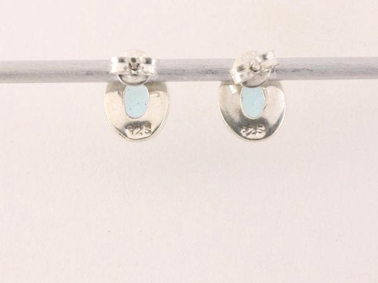 Fijne ovale zilveren oorstekers met blauwe topaas afbeelding 2