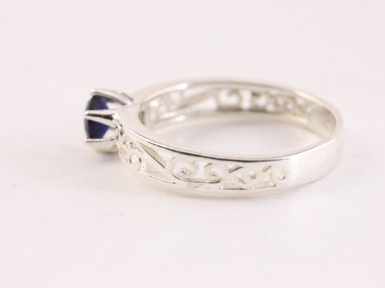 Fijne opengewerkte zilveren ring met blauwe saffier afbeelding 2