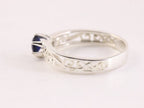Fijne opengewerkte zilveren ring met blauwe saffier afbeelding 2