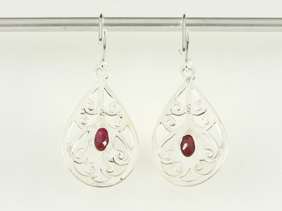 Opengewerkte zilveren oorbellen met robijn afbeelding 3