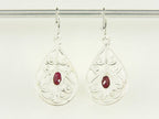 Opengewerkte zilveren oorbellen met robijn afbeelding 3