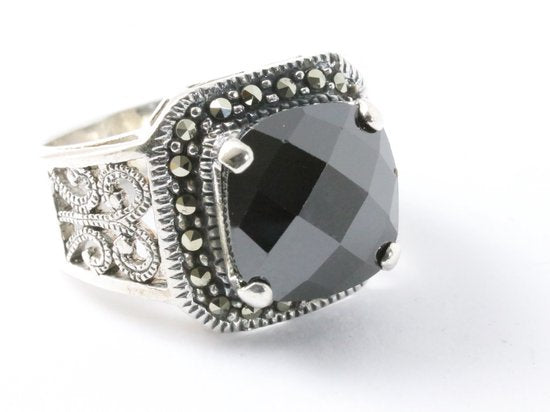 Opengewerkte zilveren ring met onyx en marcasiet afbeelding 1