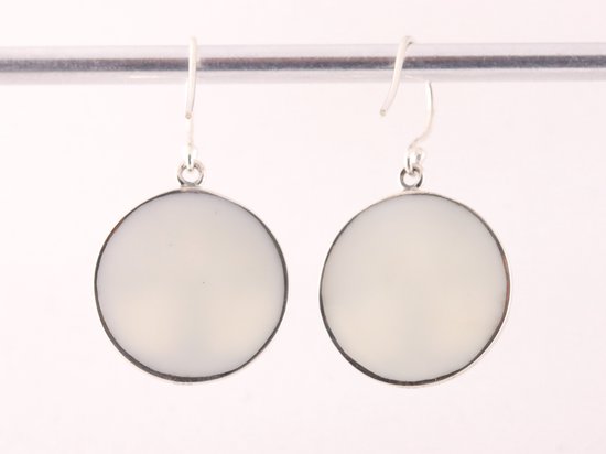 Ronde zilveren oorbellen met levensboom op parelmoer afbeelding 3